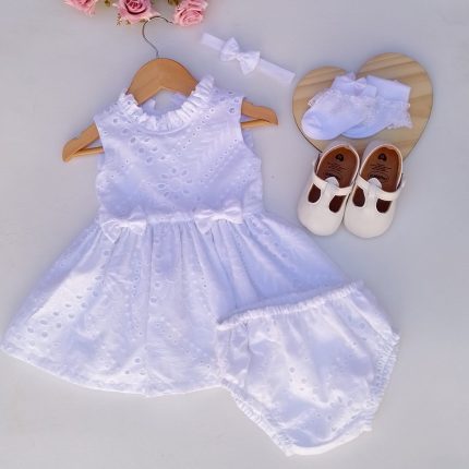Vestido de laise e tapa fralda